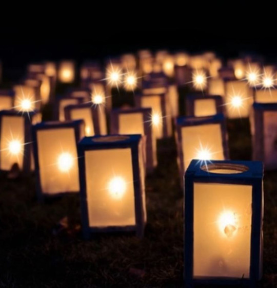 Deze lichtjeswandeling voert je door het oude deel van Den Burg op wadeneiland Texel.