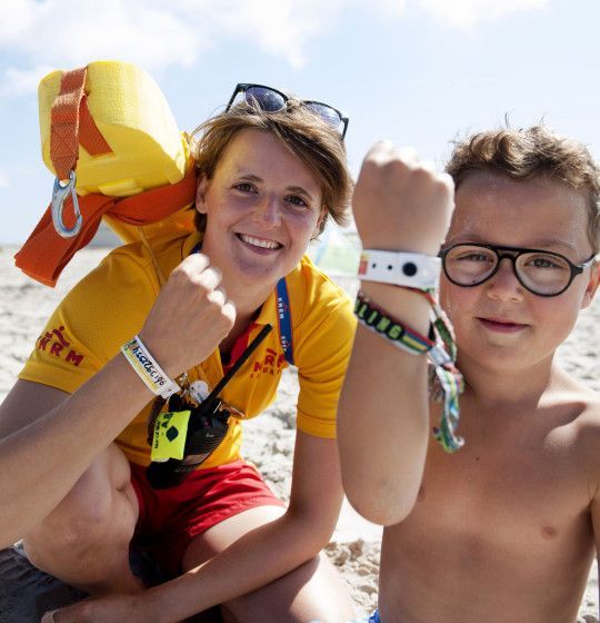 Gratis polsbandjes voor kinderen op het strand van de waddeneilanden - Wadden.nl