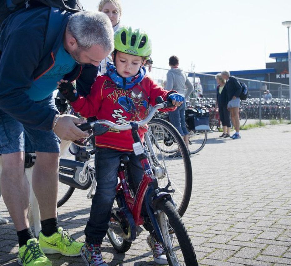 <p>Fietsen, fietshuur en fietsroutes op waddeneiland Schiermonnikoog - Wadden.nl</p>